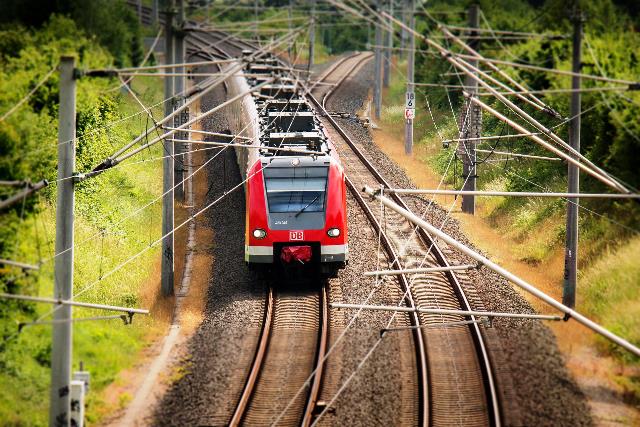 foto de um trem nos trilhos