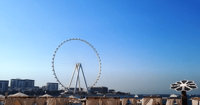 Roda-gigante de Dubai vista da praia de Dubai Marina