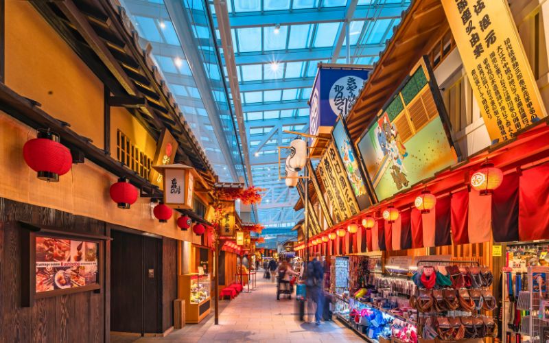 A área Edo Market no Terminal Internacional de Haneda recria o ambiente do período Edo japonês, oferecendo aos viajantes uma experiência cultural autêntica sem sair do aeroporto.