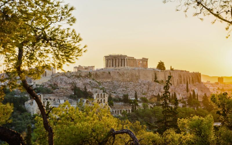 Atenas na Grécia, suas belas colinas, seus monumentos, e o overtourism