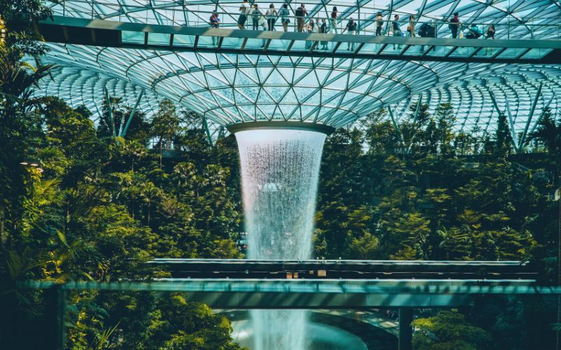 Jewel Changi, um complexo espetacular que abriga a maior cachoeira interna do planeta