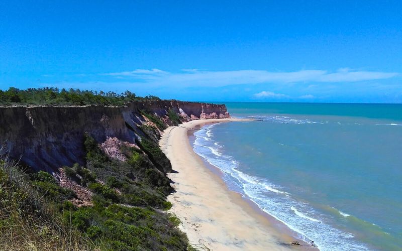 Falésias, areia branca e mar cristalino