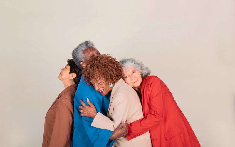 Quatro mulheres abraçadas, envelhecimento e O Peso do Etarismo Sobre as Mulheres.