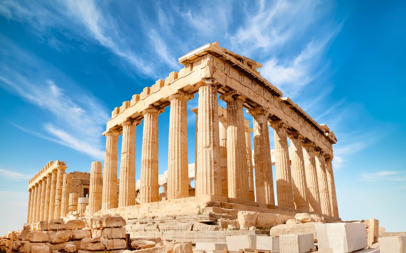 O mármore do Partenon, em Atenas, na Grécia, sofre erosão acelerada devido ao toque constante de visitantes