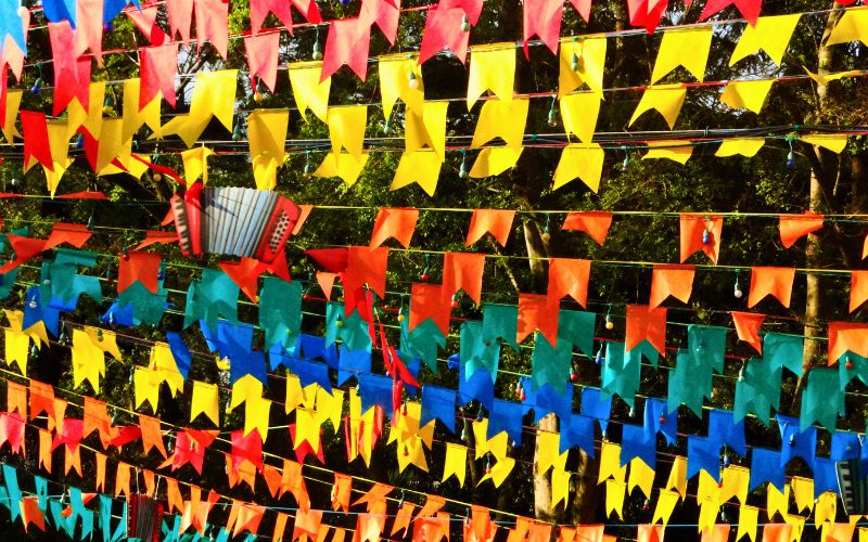 As quadrilhas são o coração das festas juninas no Brasil