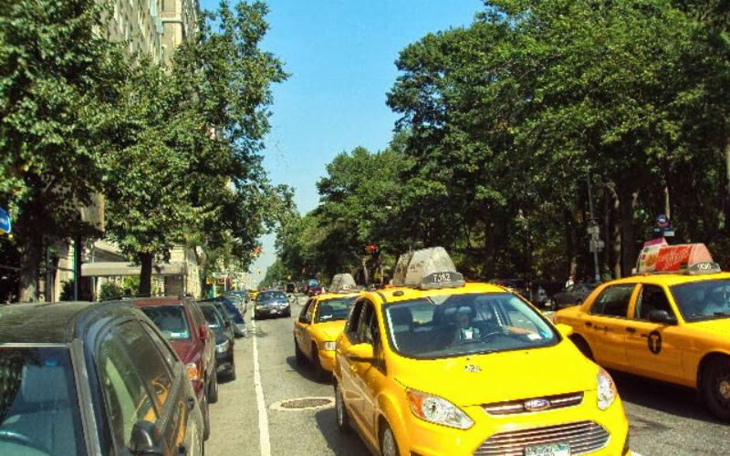 Ruas de Nova York e seus famosos taxis