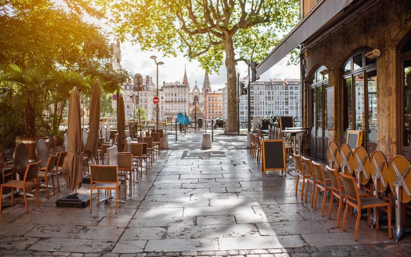 Cafés no centro histórico de Lyon, na França