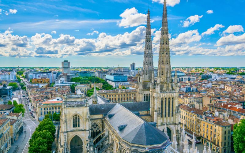 Vista aérea da Catedral de Santo André em Bordeaux, na França