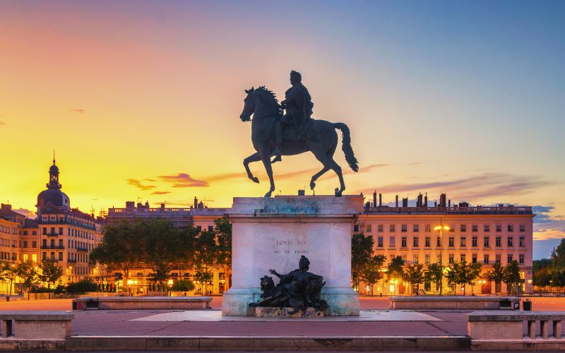 Monumento do rei Luís XIV na praça Bellecour, em Lyon, na França