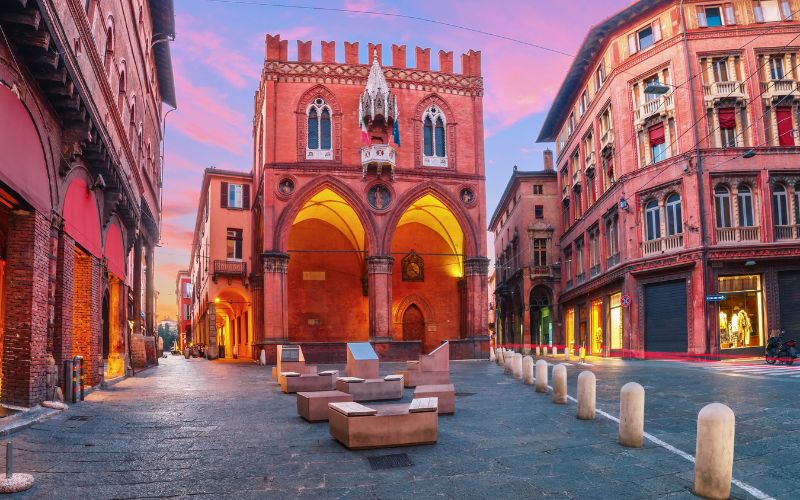 Palácio da Mercardoria ou Palazzo della Mercanzia, nesse guia de Bolonha, na Itália