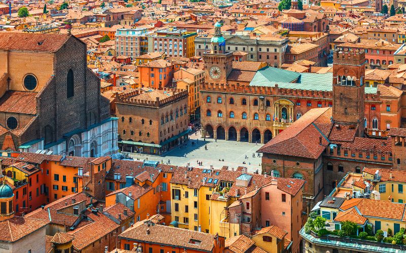 A belíssima Piazza Maggiore, nesse guia de Bolonha, na Italia