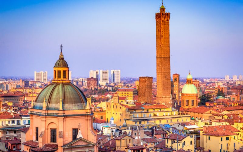Torre Asinelli, nesse guia de Bolonha, na Italia,