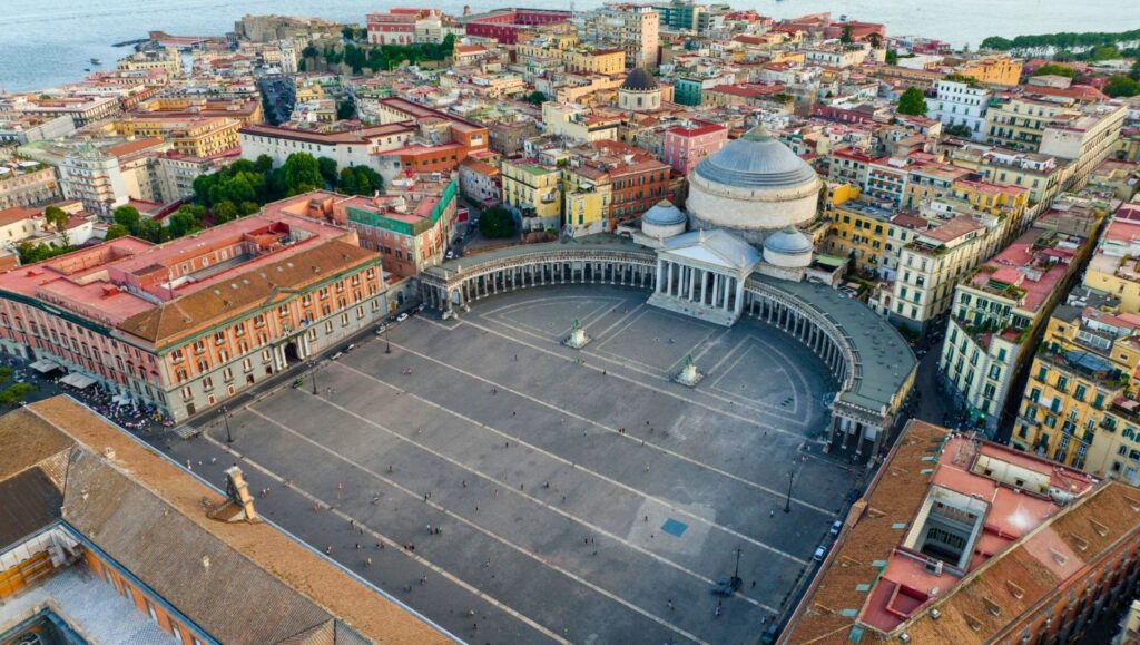 Vista aérea da Piazza del Plebiscito, uma das praças mais famosas de Nápoles, Itália, com a Basílica de San Francesco di Paola ao fundo.