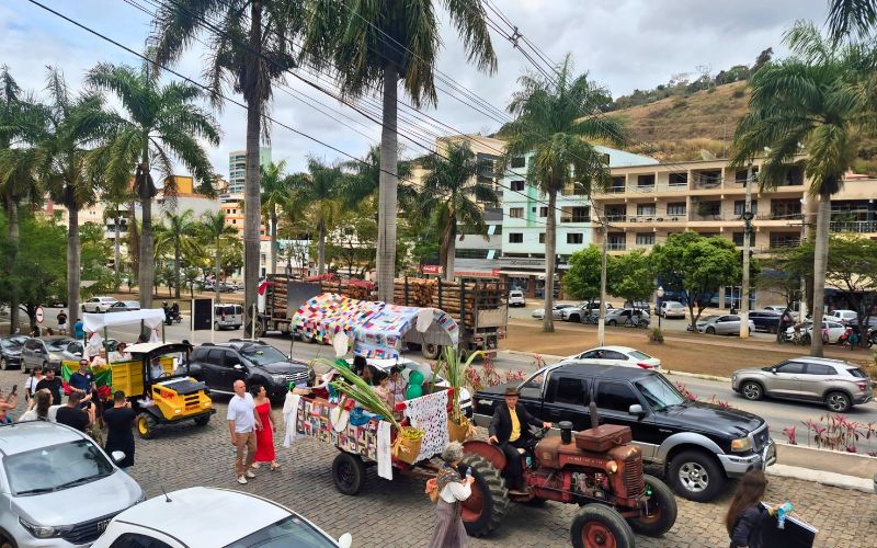 Desfile nas ruas durante a Festa da Polenta, nas Montanhas Capixabas, no Espírito Santo