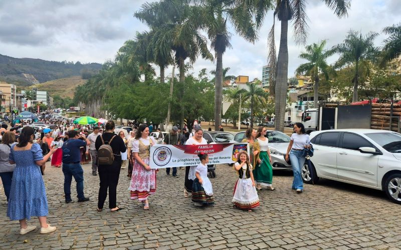Famílias italianas no desfile da Festa da Polenta.