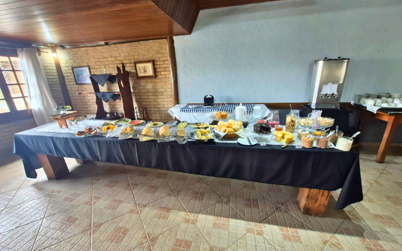 Uma mesa de café da manhã na Pousada Peterle nas Montanhas Capixabas