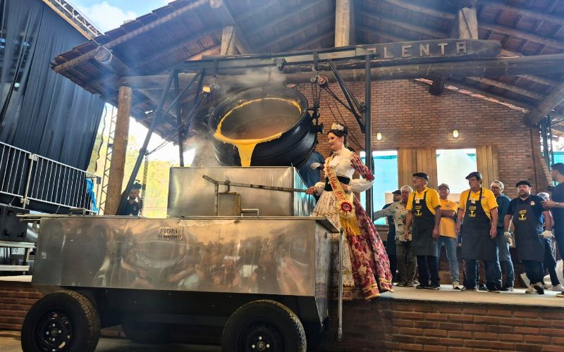 Momento do Tombo da Polenta na Festa da Polenta, nas Motanhas Capixabas, no Espírito Santo