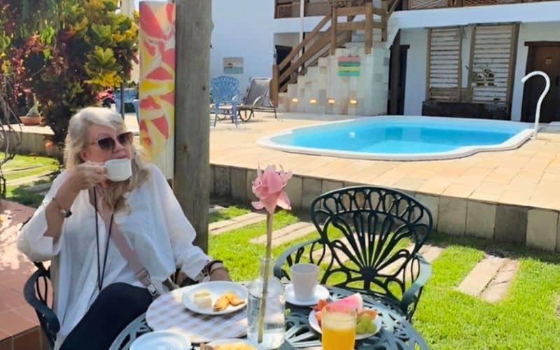 Olívia tomando um café na Pousada Zimbauê em Itúnas no Espírito Santo