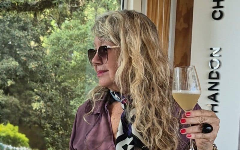 Olivia segurando uma taça na mão