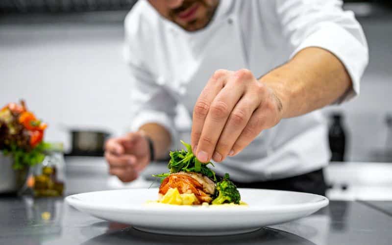 um chef preparando um prato